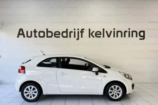 Kia Rio (2013) thumbnail 4
