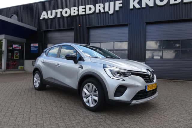 Renault Captur (2023) thumbnail 2