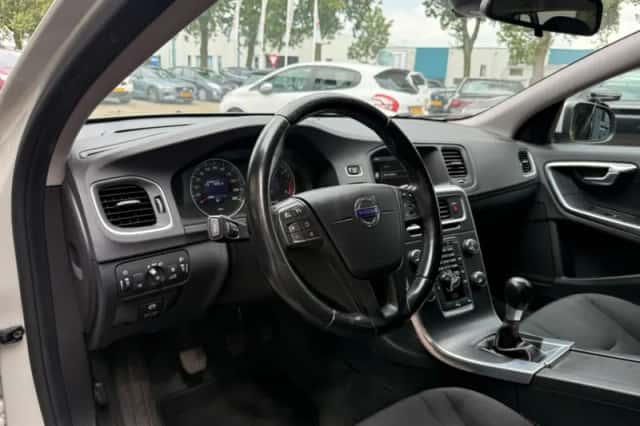 Volvo V60 (2012) thumbnail 2