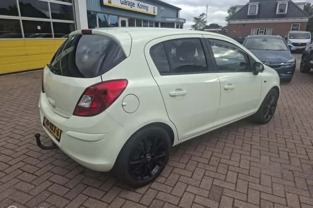 Opel Corsa (2011) thumbnail 3