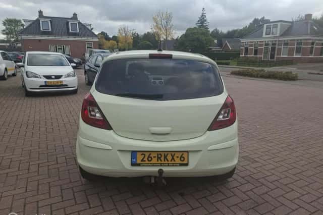Opel Corsa (2011) thumbnail 4