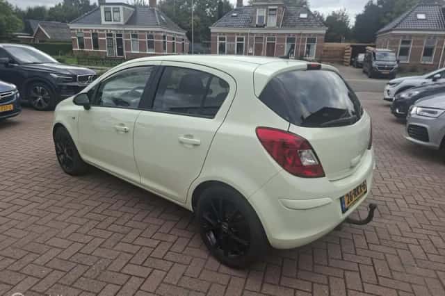 Opel Corsa (2011) thumbnail 5
