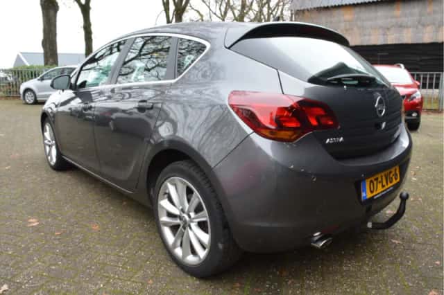 Opel Astra (2010) thumbnail 6