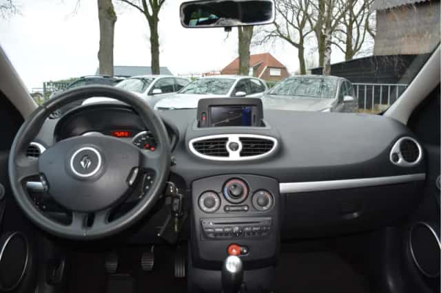 Renault Clio (2010) thumbnail 2