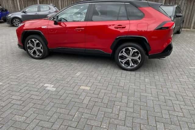 Toyota RAV4 (2022) thumbnail 3