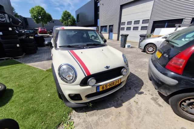 MINI Cooper (2010) thumbnail 4