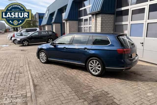 Volkswagen Passat (2021) thumbnail 3
