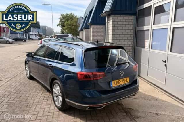 Volkswagen Passat (2021) thumbnail 4