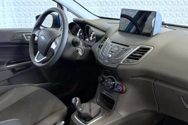 Ford Fiesta (2015) thumbnail 2