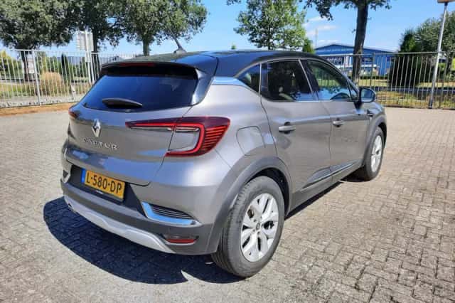 Renault Captur (2021) thumbnail 3