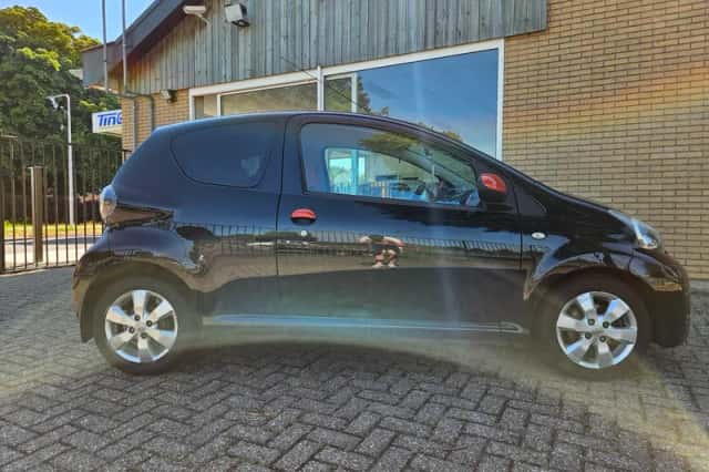Toyota Aygo (2012) thumbnail 3