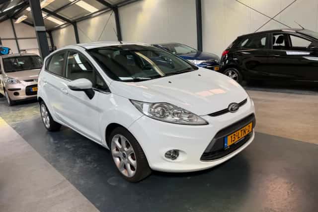 Ford Fiesta (2010) thumbnail 2