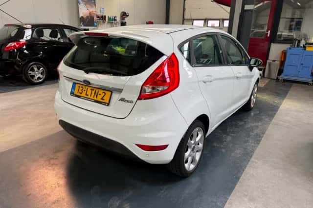 Ford Fiesta (2010) thumbnail 3