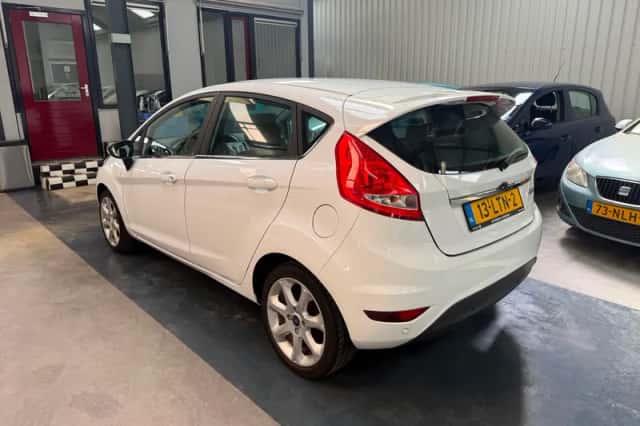 Ford Fiesta (2010) thumbnail 4