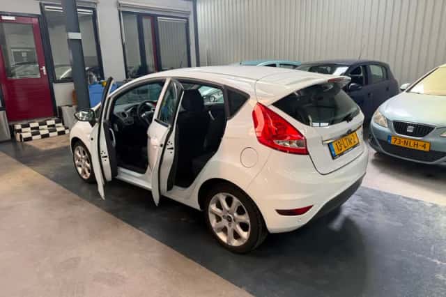 Ford Fiesta (2010) thumbnail 5