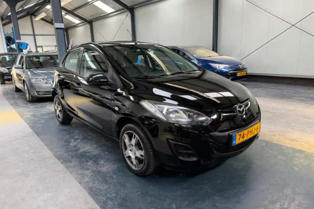 Mazda 2 (2011) thumbnail 2