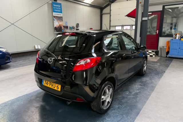 Mazda 2 (2011) thumbnail 3