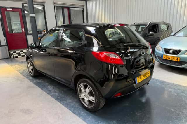 Mazda 2 (2011) thumbnail 4