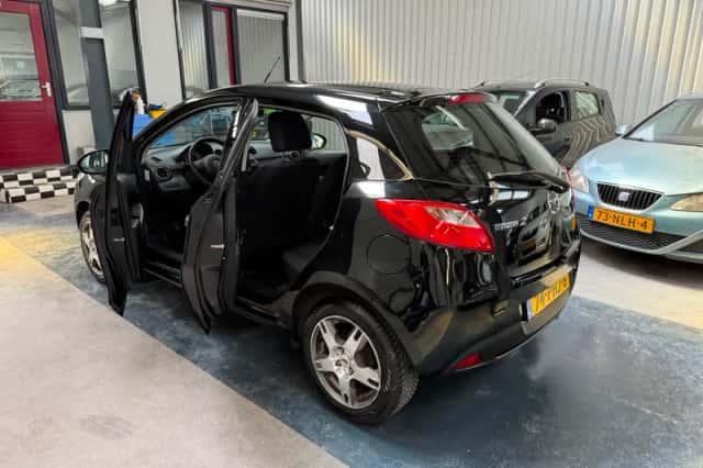 Mazda 2 (2011) thumbnail 5
