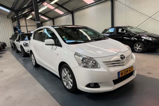 Toyota Verso (2010) thumbnail 2