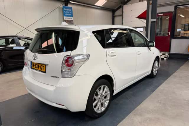 Toyota Verso (2010) thumbnail 3