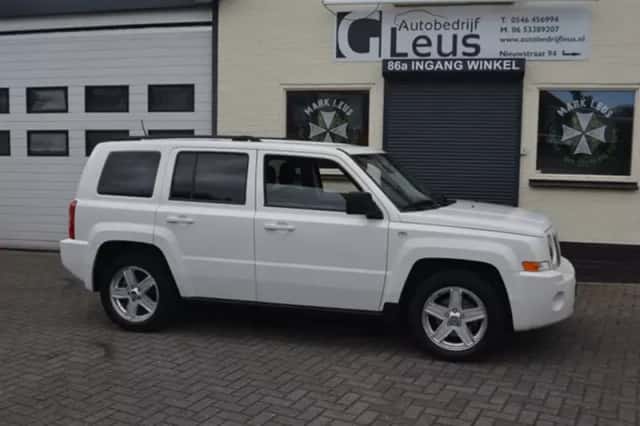 Jeep Patriot (2010) thumbnail 2