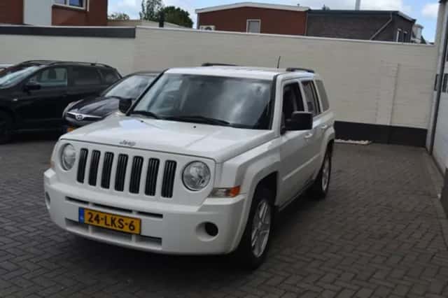 Jeep Patriot (2010) thumbnail 3