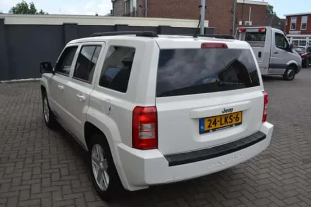 Jeep Patriot (2010) thumbnail 4
