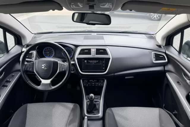 Suzuki SX4 (2016) thumbnail 2
