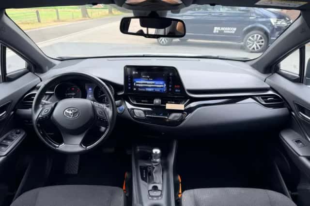 Toyota C-HR (2020) thumbnail 2