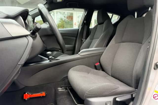 Toyota C-HR (2020) thumbnail 6