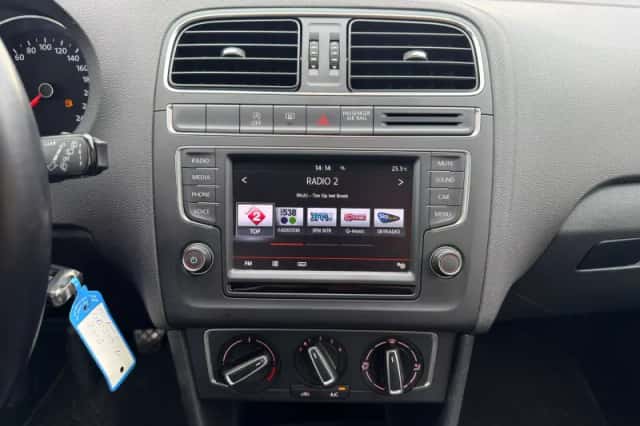 Volkswagen Polo (2015) thumbnail 6