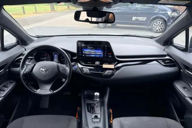 Toyota C-HR (2020) thumbnail 2