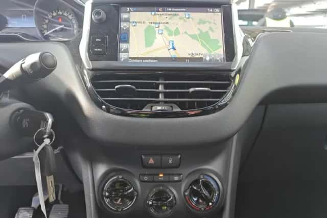 Peugeot 208 (2016) thumbnail 5