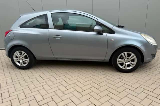 Opel Corsa (2009) thumbnail 3