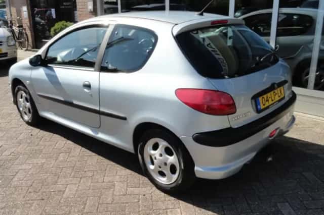 Peugeot 206 (2003) thumbnail 3