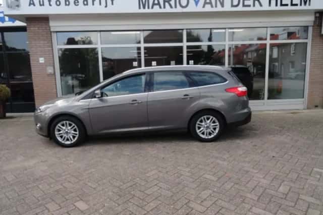 Ford Focus (2013) thumbnail 2