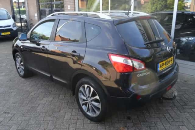 Nissan Qashqai (2010) thumbnail 3