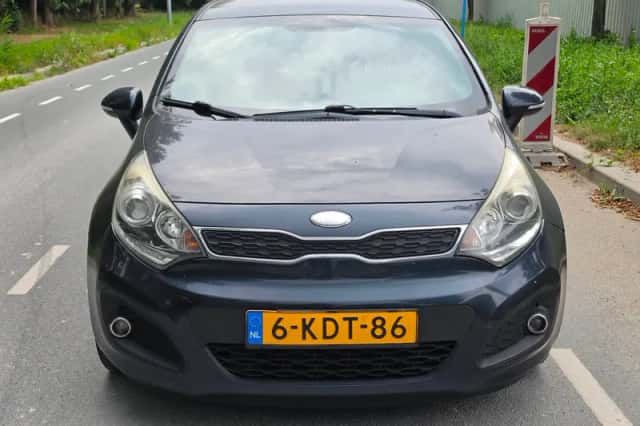 Kia Rio (2013) thumbnail 2