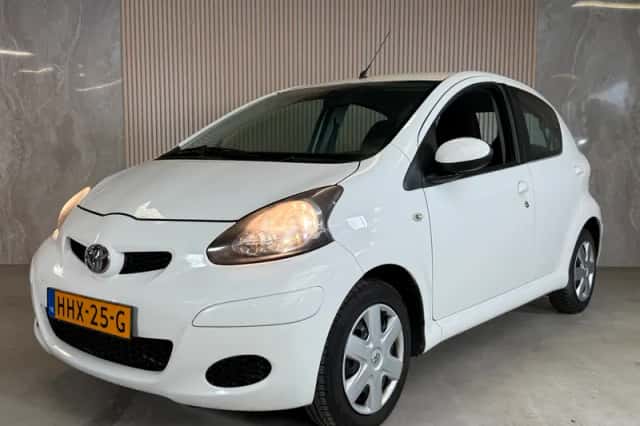 Toyota Aygo (2010) thumbnail 1