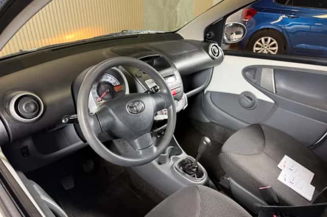Toyota Aygo (2010) thumbnail 3