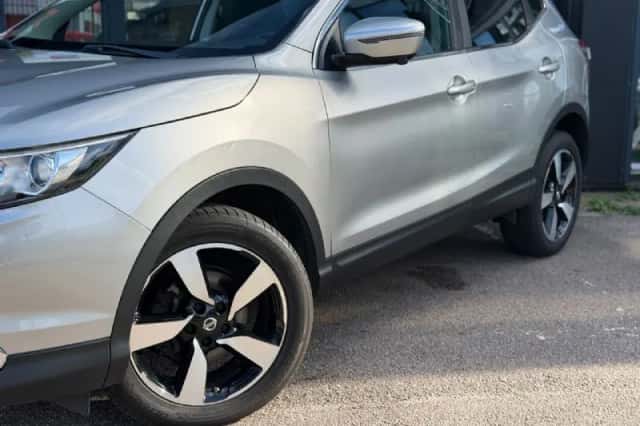 Nissan Qashqai (2015) thumbnail 3