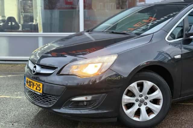 Opel Astra (2014) thumbnail 2