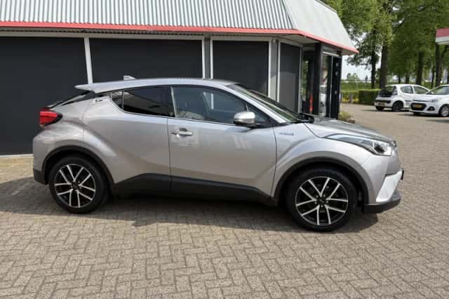 Toyota C-HR (2018) thumbnail 4