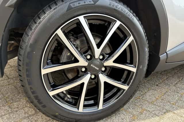 Toyota C-HR (2018) thumbnail 6