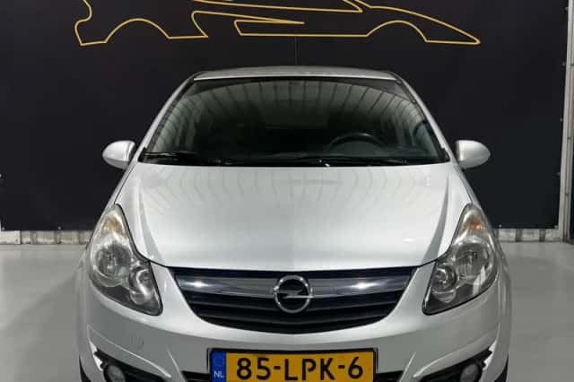 Opel Corsa (2010) thumbnail 2