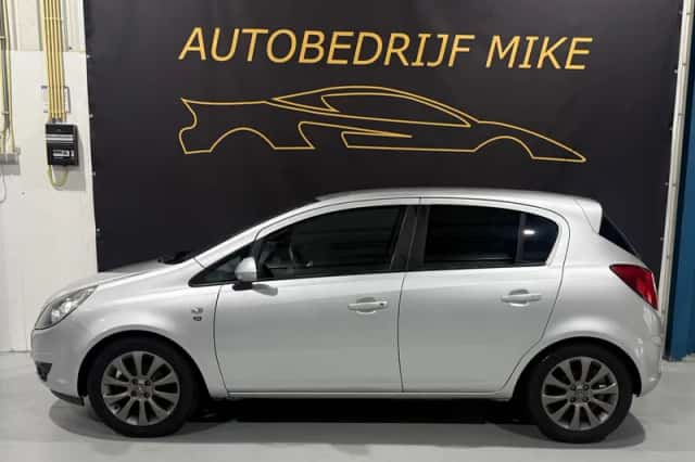 Opel Corsa (2010) thumbnail 3