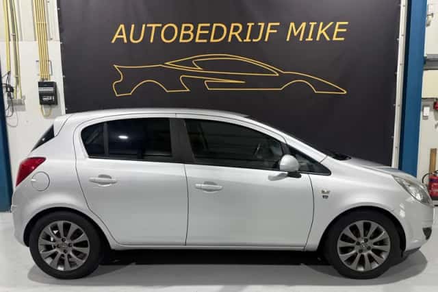 Opel Corsa (2010) thumbnail 5