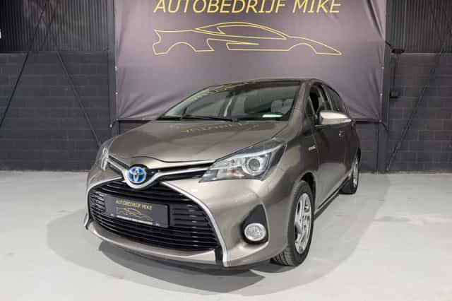 Toyota Yaris (2017) thumbnail 2