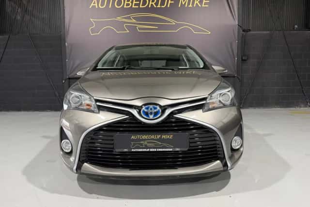 Toyota Yaris (2017) thumbnail 3